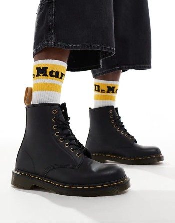 unisex Vegan 1460 8 eye boots in black felix rub off
