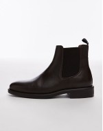 Leather chelsea boots in brown