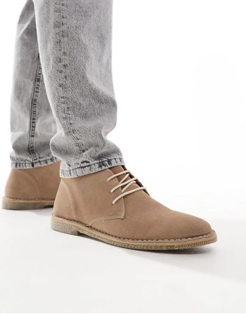 High quality lace up desert boots in stone suede with natural sole