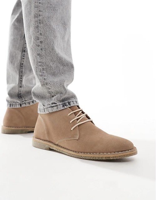High quality lace up desert boots in stone suede with natural sole