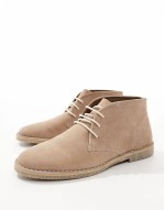 High quality lace up desert boots in stone suede with natural sole