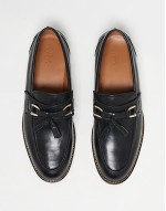 loafers in black leather with tassel