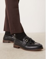 loafers in black leather with tassel
