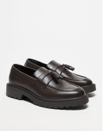 loafers in brown with tassel
