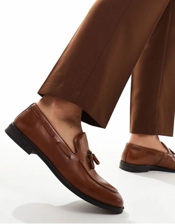 Comfortable loafers in tan leather with tassel