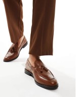 Comfortable loafers in tan leather with tassel