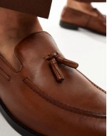 Comfortable loafers in tan leather with tassel
