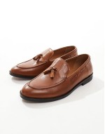 Comfortable loafers in tan leather with tassel
