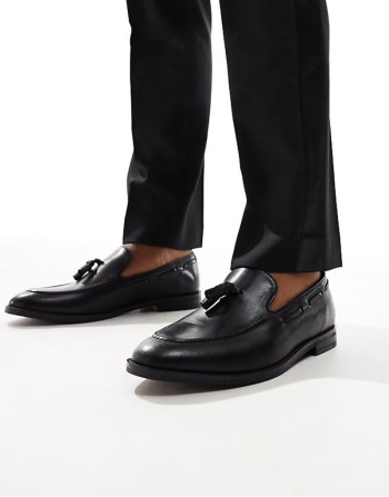 Comfortable loafers in black leather with tassel