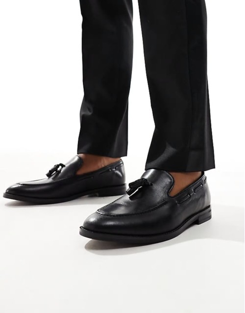 Comfortable loafers in black leather with tassel