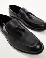 Comfortable loafers in black leather with tassel