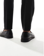 Comfortable loafers in black leather with tassel
