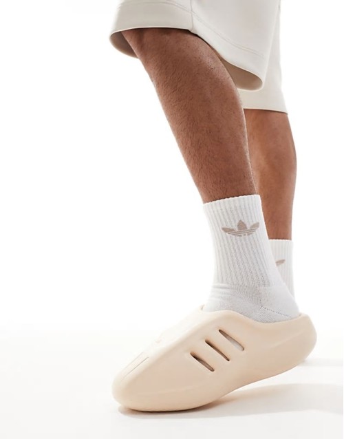 adiFOM IIInfinity sliders in beige